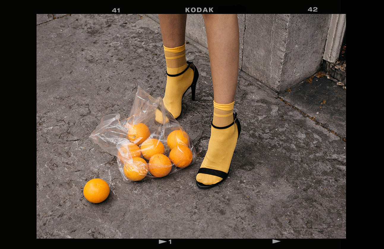 bright-yellow-socks-sandals-oranges-in-plastic-bag-trend-creative-content-fashion-influencer-beatrice-gutu-1