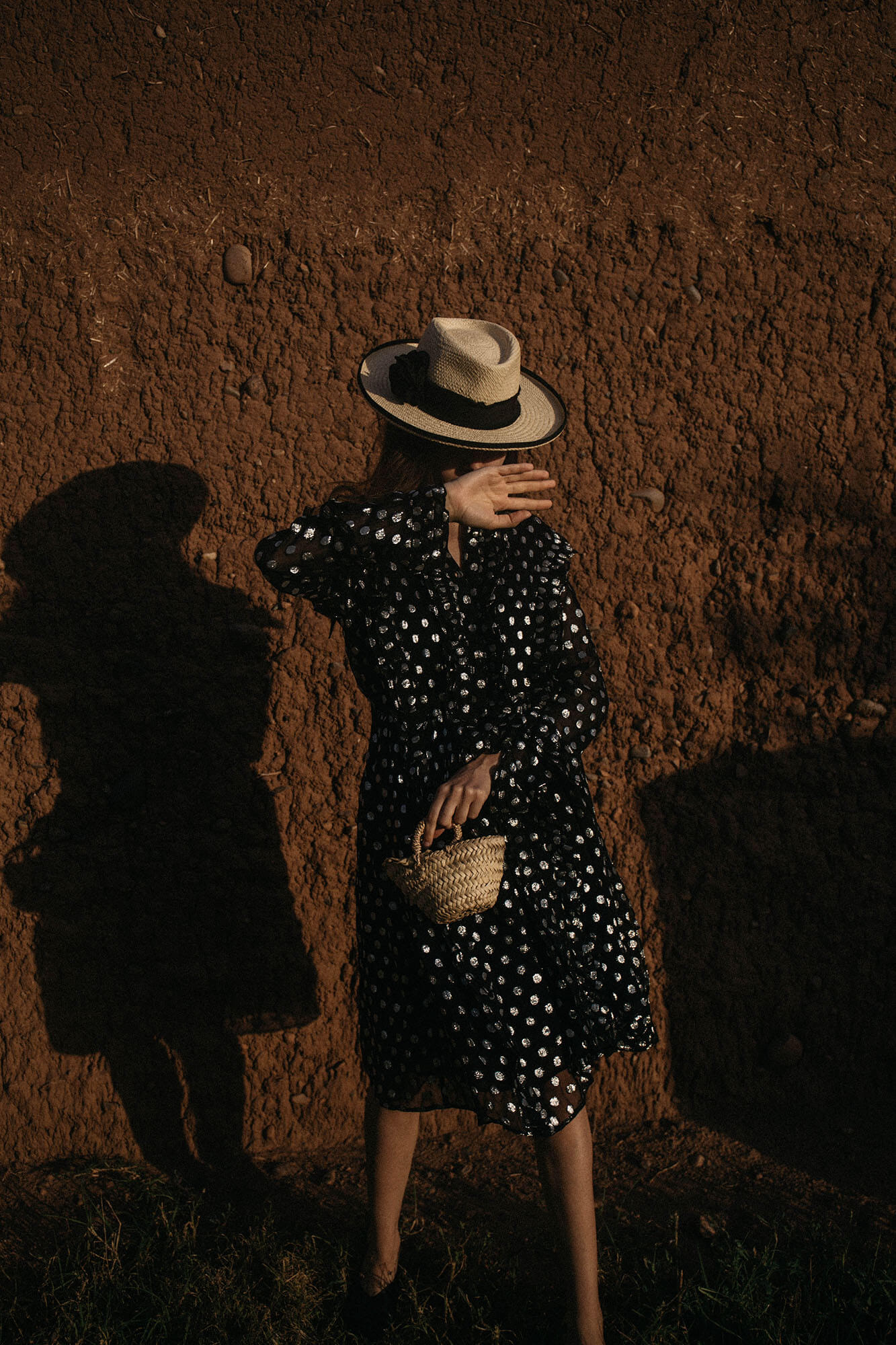 summer-morocco-dodobaror-black-dress-with-dots-marrakech-villa-editorial-2